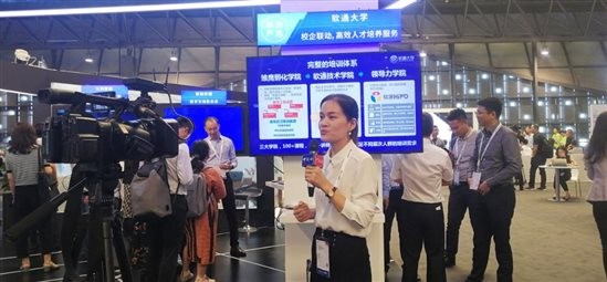 “云”开见日，，，，，“AI”生花，，，，，bodog博狗动力携五大主题亮相华为HC大会